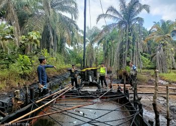 Personil Subdit IV Ditreskrimsus Polda Jambi melaksanakan penindakan terhadap penambangan minyak tanpa izin di  Desa Bukit Subur