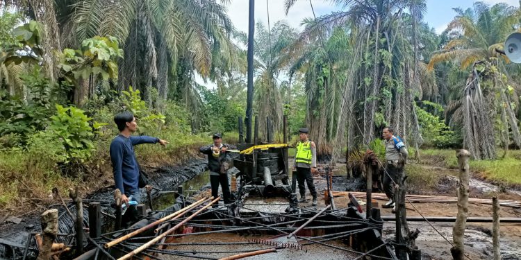 Personil Subdit IV Ditreskrimsus Polda Jambi melaksanakan penindakan terhadap penambangan minyak tanpa izin di Desa Bukit Subur