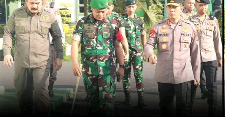 Bertempat di Lapangan Makorem 042/Hapus Kapolda Jambi di Dampingi Danrem 042/Gapu Melaksanakan Apel Gelar Pasukan VVIP