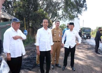 Bupati Muaro Jambi Bachyuni Deliansyah, SH., MH., Kembali mendampingi kunjungan kerja Presiden RI Jokowi ke Desa  Talang Duku  Kecamatan Taman Rajo, Kabupaten Muaro Jambi