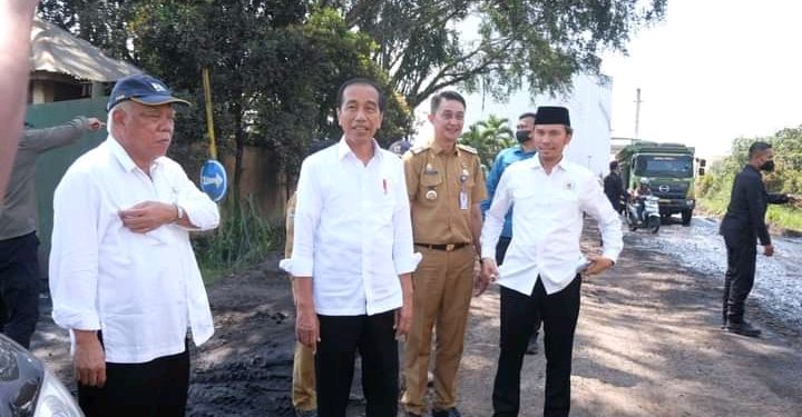 Bupati Muaro Jambi Bachyuni Deliansyah, SH., MH., Kembali mendampingi kunjungan kerja Presiden RI Jokowi ke Desa  Talang Duku  Kecamatan Taman Rajo, Kabupaten Muaro Jambi