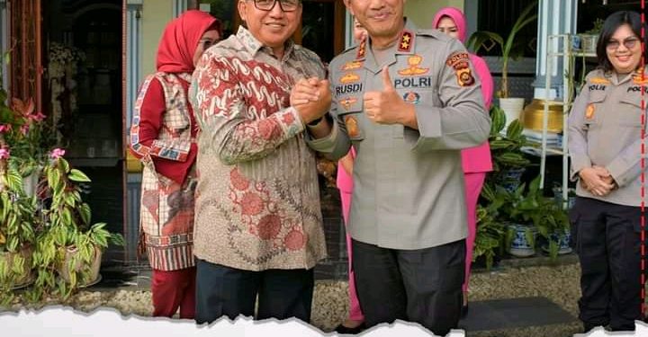 Sambut Hari Bhayangkara ke-77,Kapolda Jambi Melaksanakan Ajangsana Kekediaman Mantan Kapolda Jambi Irjen pol.(purn) Muchklis AS.