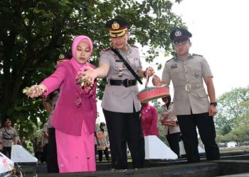 Peringati Hari Bhyangkara Ke-77 Personil Polres Muba Ikuti Upacara Ziarah dan Tabur Bunga di (TMP) Kesuma Bangsa Sekayu