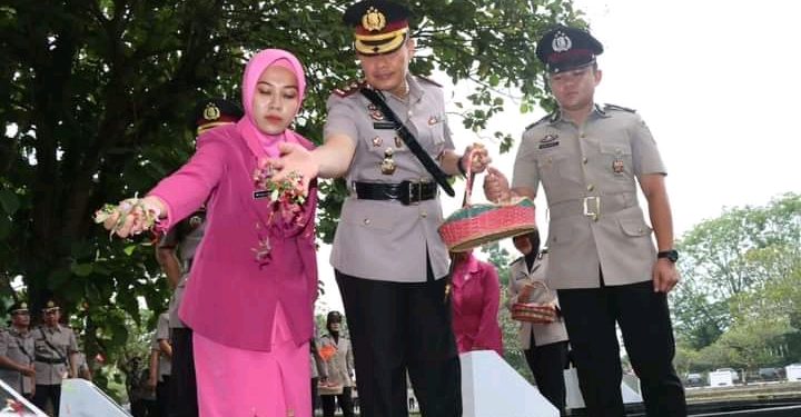 Peringati Hari Bhyangkara Ke-77 Personil Polres Muba Ikuti Upacara Ziarah dan Tabur Bunga di (TMP) Kesuma Bangsa Sekayu