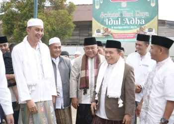 PJ Bupati Bachyuni Deliansyah Bersama Gubernur Jambi Al Haris Melaksanakan Sholat Idul Adha di Masjid Nurul Waton Al-Mukthar Sengeti