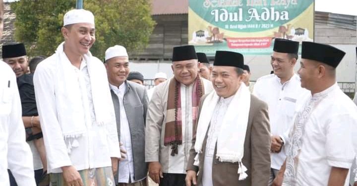 PJ Bupati Bachyuni Deliansyah Bersama Gubernur Jambi Al Haris Melaksanakan Sholat Idul Adha di Masjid Nurul Waton Al-Mukthar Sengeti