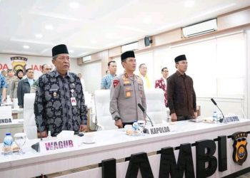 Kapolda Jambi Bersama Wagub Jambi Drs.H.Abdulalah Sani Ikuti Acara doa Bersama Lintas Agama Dalam Rangka Hari Bhyangkara ke-77 via Zoom Meting