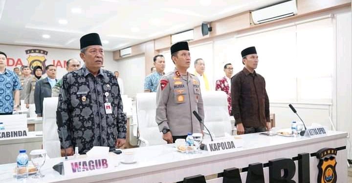 Kapolda Jambi Bersama Wagub Jambi Drs.H.Abdulalah Sani Ikuti Acara doa Bersama Lintas Agama Dalam Rangka Hari Bhyangkara ke-77 via Zoom Meting