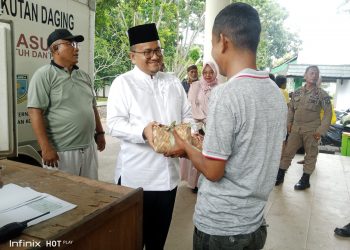 Wawako Dr.dr.H.Maulana,M.K.M.Bagikan Langsung Daging Korban Yang Sudah Siap Dibagikan ke Masyarakat Yang Sudah Anda Kupon Daging Korban Idul Adha 1444 H