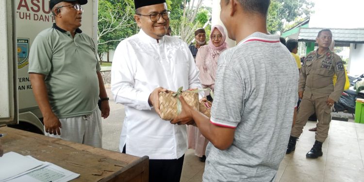 Wawako Dr.dr.H.Maulana,M.K.M.Bagikan Langsung Daging Korban Yang Sudah Siap Dibagikan ke Masyarakat Yang Sudah Anda Kupon Daging Korban Idul Adha 1444 H