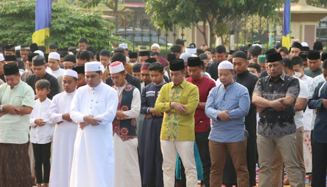 Kapolda Jambi:Lakukan Sholat Idul Adha 1444 H Berjamaah Dengan Masyarakat Juga Pejabat Utama Polda Jambi di Lapangan Mapolda Jambi