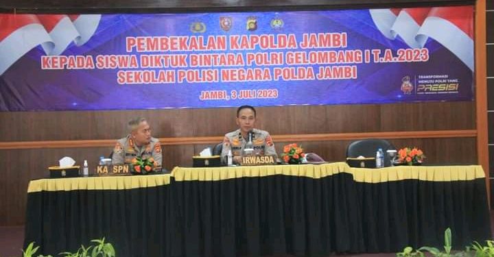 Irwasda Polda Jambi Brigjen Pol. Raden Heru Prakoso memberikan pembekalan kepada Siswa Pendidikan dan Pembentukan Bintara Polri Gelombang I Tahun 2023