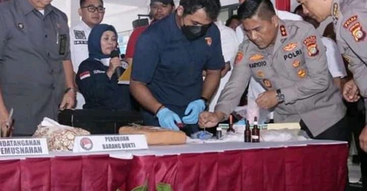 Kapolda Metro Jaya Irjen Pol. Karyoto, S.I.K dan Wakapolda Metro Jaya Brigjen Pol. Suyudi Ario Seto, S.H., S.I.K., M.Si. menghadiri Acara Pemusnahan Barang Bukti hasil Pengungkapan Kasus Narkoba oleh Ditresnarkoba Polda Metro Jaya dan Polres Jajaran