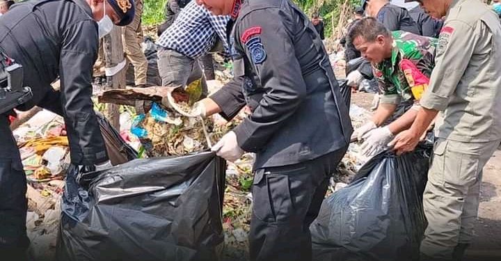 Kepolisian Polda Jambi Bersama Personil Turun Melaksanakan Giat Perduli Lingkungan Bersihkan Sampah Serentak Bersama Polri