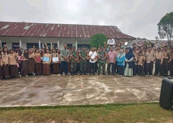 Babinsa Koramil 419-02/Tungkal Ulu Berikan Materi Kepada Siswa dan Siswi SMK Negeri 4 Tanjab Barat
