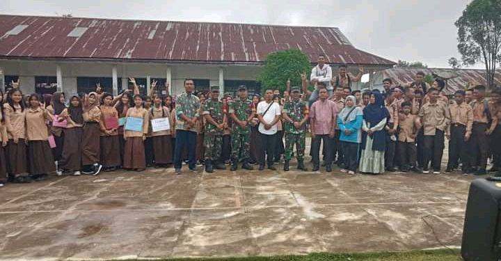 Babinsa Koramil 419-02/Tungkal Ulu Berikan Materi Kepada Siswa dan Siswi SMK Negeri 4 Tanjab Barat