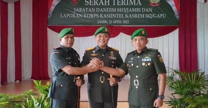 Komandan Korem 042/Gapu, Brigjen TNI Supriono, S.IP., M.M memimpin langsung upacara Serah Terima Jabatan (Sertijab) Komandan Kodim 0415/Jambi dari pejabat lama Kolonel Czi Sriyanto kepada pejabat baru, Kolonel Inf Marsal Denny,