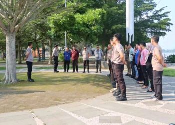 Secara serentak personil polres Muba bersama 13 Polsek jajarannya, hari ini Kamis (13/07/2023) melaksanakan kegiatan bersih-bersih lingkungan dengan mengajak serta masyarakat
