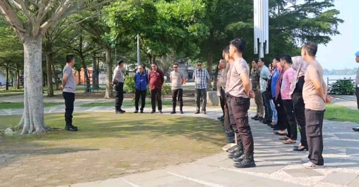 Secara serentak personil polres Muba bersama 13 Polsek jajarannya, hari ini Kamis (13/07/2023) melaksanakan kegiatan bersih-bersih lingkungan dengan mengajak serta masyarakat