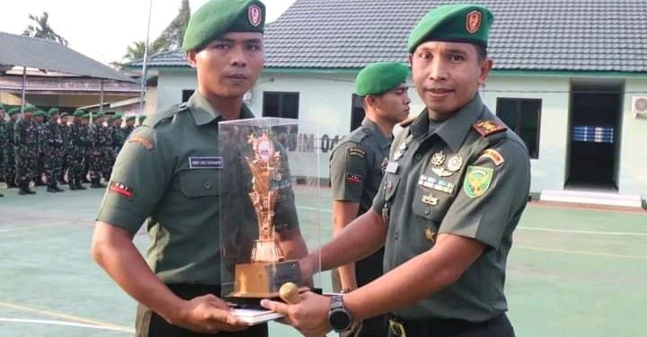 Dandim 0419/Tanjab Berikan Penghargaan Kepada Prajurit Berprestasi.