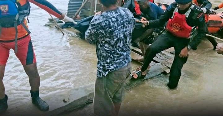 Tim SAR Gabungan dari Brimob, Basarnas dan BPBD Serta Masyarakat Laksanakan Pencarian di Sungai Merangin