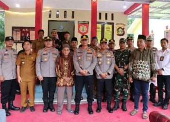 Kapolres Musi Banyuasin AKBP Imam Safii S.I.K., M.Si didampingi Wakapolres Muba Kompol Malik Fahrin Husnul Aqif SH. SIK, Para PJU Polres Muba dan Kapolsek Keluang meresmikan Pospol Dawas setelah menjalani proses renovasi