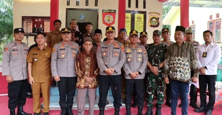 Kapolres Musi Banyuasin AKBP Imam Safii S.I.K., M.Si didampingi Wakapolres Muba Kompol Malik Fahrin Husnul Aqif SH. SIK, Para PJU Polres Muba dan Kapolsek Keluang meresmikan Pospol Dawas setelah menjalani proses renovasi
