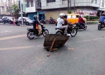 Waspada melintasi jalan Sutrisno Persimpangan lampu merah, Bahaya Ada Lubang Pertengahan Jalan