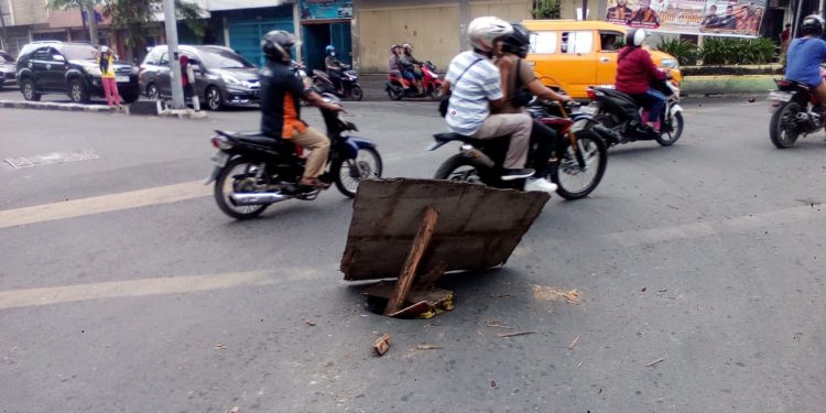 Waspada melintasi jalan Sutrisno Persimpangan lampu merah, Bahaya Ada Lubang Pertengahan Jalan