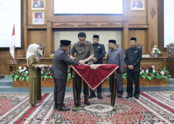 Penjabat Bupati Muaro Jambi Bachyuni Delinasyah SH, MH didampingi Sekretaris Daerah Budhi hartono S, Sos,.MT Menghadiri Acara Rapat paripurna yang berlokasi dRuang  Sidang utama DPRD kabupaten Muaro Jambi