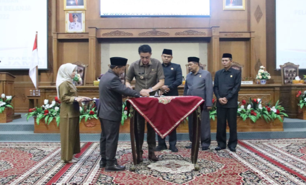 Penjabat Bupati Muaro Jambi Bachyuni Delinasyah SH, MH didampingi Sekretaris Daerah Budhi hartono S, Sos,.MT Menghadiri Acara Rapat paripurna yang berlokasi dRuang Sidang utama DPRD kabupaten Muaro Jambi