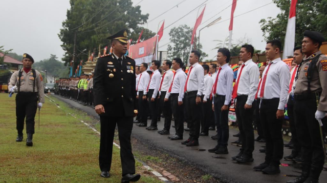 peringatan HUT Bhayangkara ke 77, Polres Muaro Jambi juga melaksanakan pemotongan tumpeng