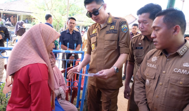 Penjabat Bupati Muaro Jambi Bachyuni Kembali Melihat Langsung, Perekam (KTP-el) Warga Desa Tantan