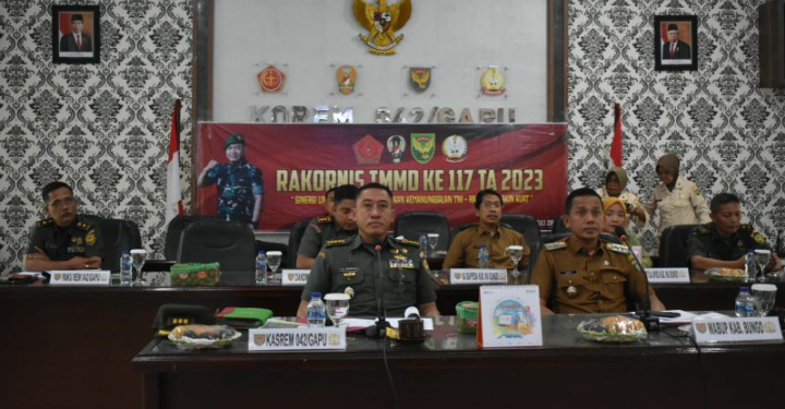 Kepala Staf Korem 042/Gapu (Kasrem) Kolonel Inf Ali Aminudin.,S.E.,M.M mengikuti rakornis TMMD Ke 77 secara virtual bertempat di Lantai 2 Makorem