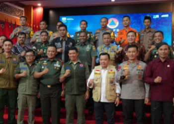 Danrem 042/Gapu Brigjen TNI Supriono, S.IP., M.M. bersama sejumlah jajarannya menerima kunjungan Kerja Kepala BNPB RI Letjen TNI Suharyanto, S.Sos., M.M. ke Provinsi Jambi dalam rangka Rapat Koordinasi penanganan Karhutla