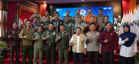 Danrem 042/Gapu Brigjen TNI Supriono, S.IP., M.M. bersama sejumlah jajarannya menerima kunjungan Kerja Kepala BNPB RI Letjen TNI Suharyanto, S.Sos., M.M. ke Provinsi Jambi dalam rangka Rapat Koordinasi penanganan Karhutla