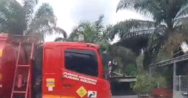 Diduga Mobil Tangki Merah Putih Pertamina Masuk Gudang Ilegal di Batanghari