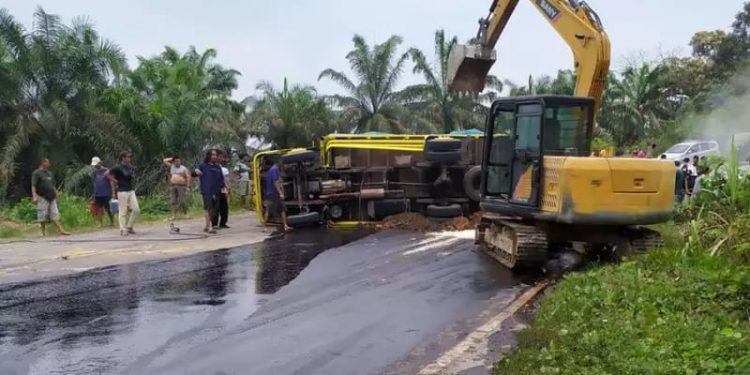 Macet panjang terjadi di KM 105 Kecamatan Merlung Kabupaten Tanjab Barat