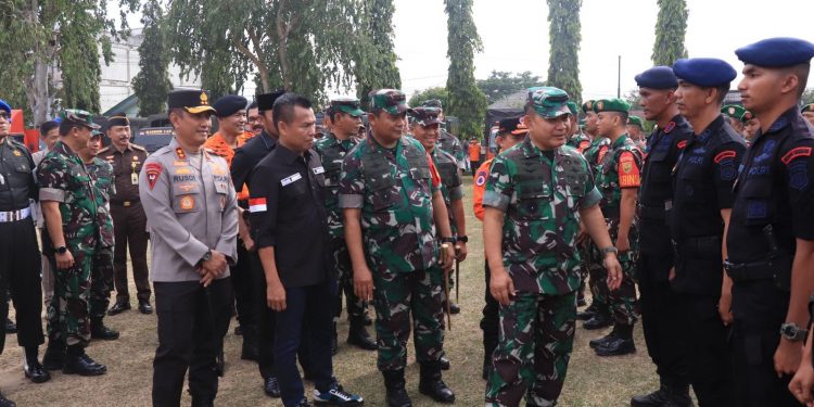 Kapolda Jambi Irjen Pol Rusdi Hartono ikuti pelaksanaan apel gelar pasukan dalam rangka Evaluasi Penanganan Karhutla di Wilayah Sumbagsel Tahun 2023