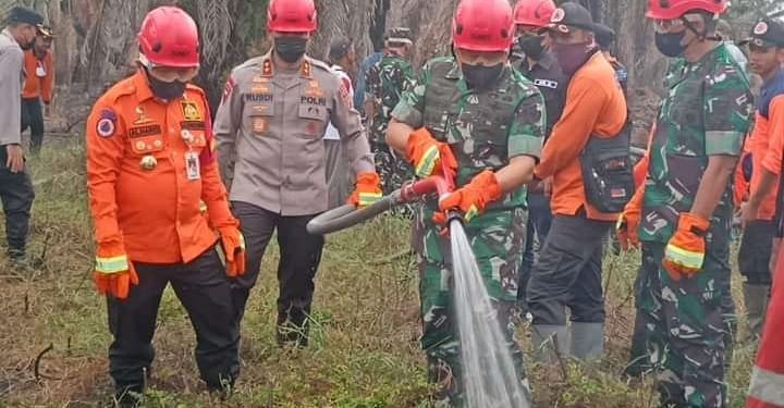 Kepala Staf Angkatan Darat (KASAD) Jendral TNI Dudung Abdurachman lakukan peninjauan Karhutla di Desa Ramin Kec. Kumpeh Ulu Kab. Muaro Jambi